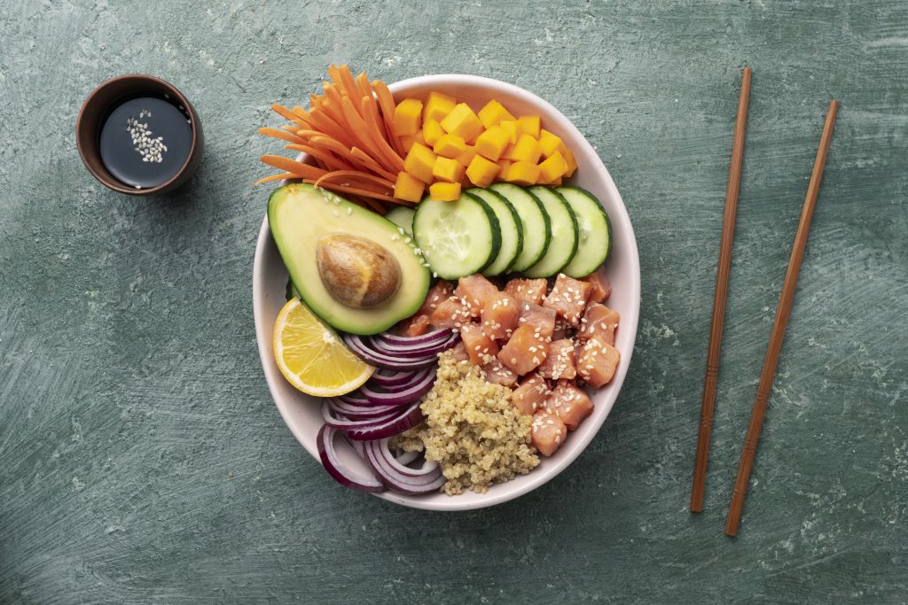 poke-bowl-saumon-avec-quinoa-et-legumes