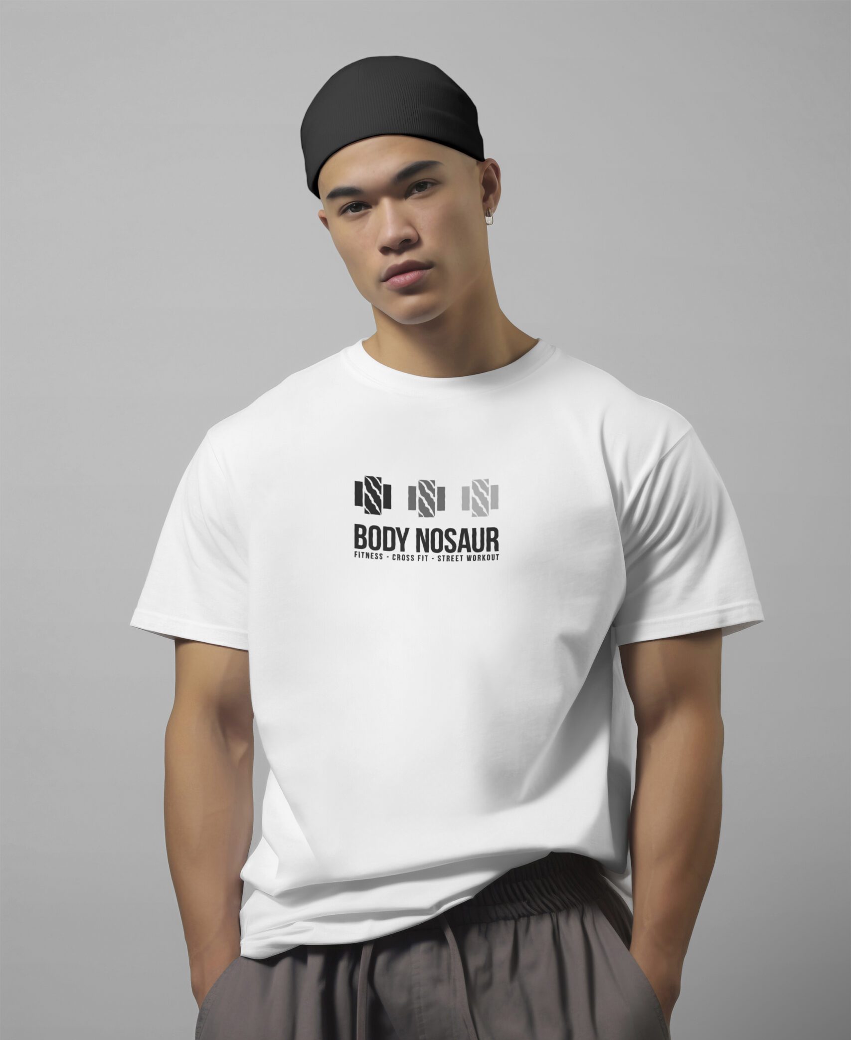 homme-t-shirt-blanc-logo-body-nosaur-sur-fond-gris
