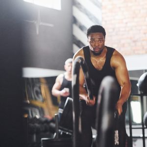 homme-sportif-exo-cross-fit-corde
