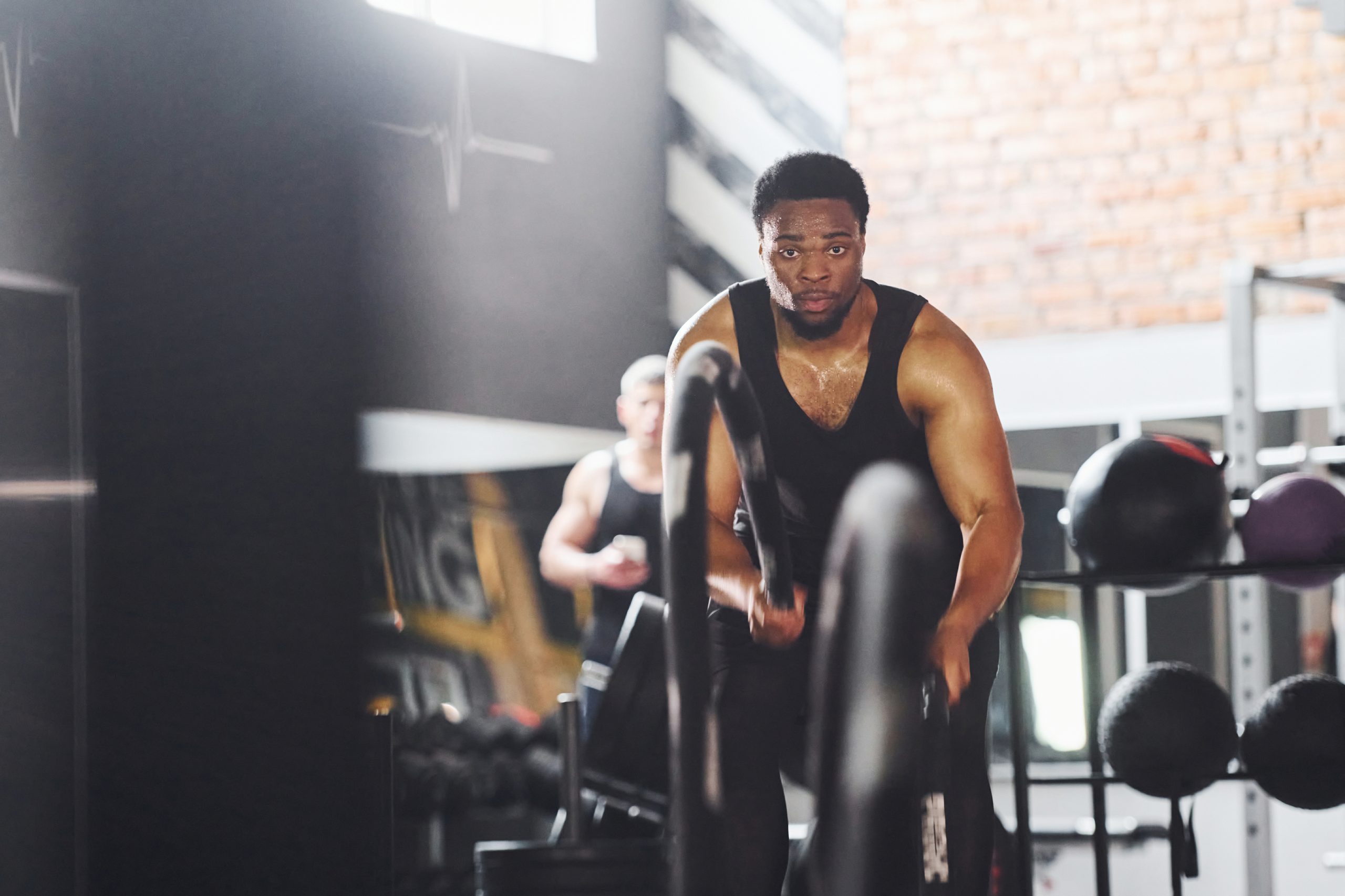 homme-sportif-exo-cross-fit-corde