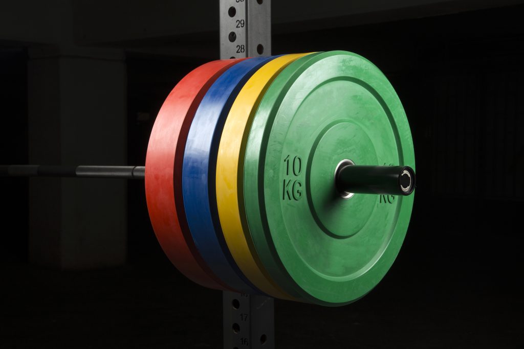 plusieurs-disques-de-poids-sur-une-barre-olympique